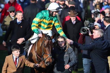 Mark Walsh, Cheltenham Yarış Pisti, Cheltenham, Birleşik Krallık, 14 Mart 2025 'te düzenlenen 2025 Altın Kupa Festivali' nde kazananların bulunduğu yere gidiyor.