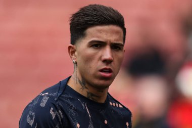Chelsea 'den Enzo Fernnndez 16 Mart 2025' te İngiltere 'nin Emirates Stadyumu' nda oynanan Premier League maçı öncesinde oynanan ısınma maçında Chelsea 'ye karşı Arsenal maçında