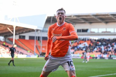 Blackpool 'dan Sonny Carey, 15 Mart 2025' te Bloomfield Road, Blackpool 'da oynanan Blackpool-Leyton Orient maçında 1-1' lik galibiyetini kutluyor.