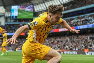 Brighton & Hove Albion takımından Jack Hinshelwood, 15 Mart 2025 tarihinde Etihad Stadyumu 'nda oynanan Premier League maçında Manchester City ve Hove Albion maçında 2-2 kazanma golünü kutluyor.