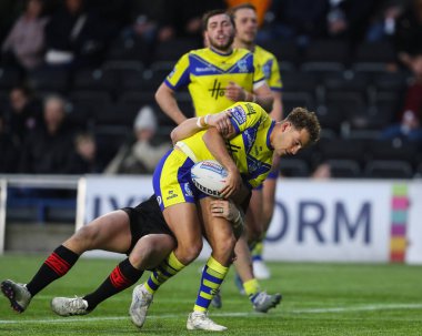 Warrington Wolves takımından Cai Taylor-Wray, 15 Mart 2025 'te İngiltere' nin Widnes şehrinde oynanan Betfred Challenge Cup maçında Widnes Vikings vs Warrington Wolves 'a karşı mücadele etti.