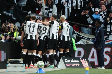 Newcastle United 'tan Alexander Isak, 16 Mart 2025' te Wembley Stadyumu 'nda oynanan Carabao Kupası final maçında 0-2' lik galibiyetini kutluyor.
