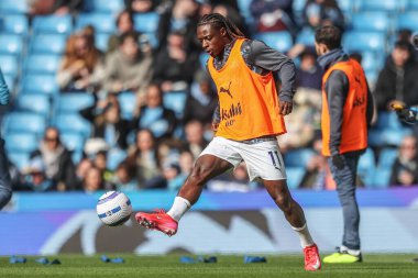 Manchester City 'den Jrmy Doku Premier League maçında ısınma turunda Manchester City - Brighton ve Hove Albion maçında Etihad Stadyumu, Manchester, İngiltere, 15 Mart 2025