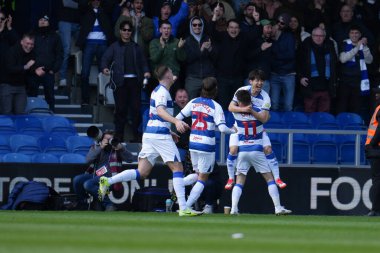 Queens park korucuları, 15 Mart 2025 'te İngiltere' deki Kiyan Prince Vakfı Stadyumu 'nda Queens Park Rangers-Leeds United maçında golü kutluyorlar.