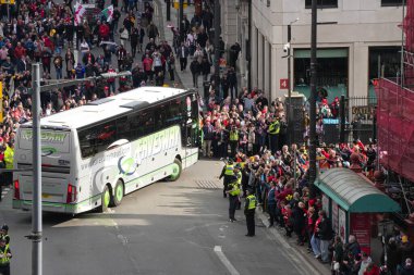 İngiltere arabası, İngiltere 'nin Cardiff kentindeki Principality Stadyumu' nda oynanan 2025 Guinness 6 Milletler maçı öncesinde Westgate Caddesi 'ne geldi.
