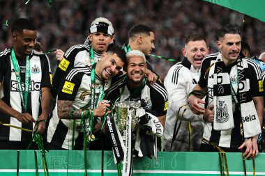 Newcastle United 'dan Bruno Guimares ve Newcastle United' dan Joelinton Carabao Kupası kupası kupası ile takım Liverpool - Newcastle United maçını kazandıktan sonra Wembley Stadyumu, Londra, Birleşik Krallık, 16 Mart 2025