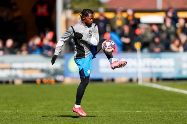 Peterborough United takımından Tayo Edun, 15 Mart 2025 'te Cledara Abbey Stadyumu' nda oynanan Cambridge United - Peterborough United maçından önce ısınmaya başladı.