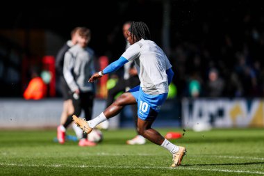 Peterborough United 'dan Abraham Odohof Peterborough United, 15 Mart 2025' te Cledara Abbey Stadyumu 'nda Cambridge United ve Peterborough United maçından önce ısınmaya başladı.