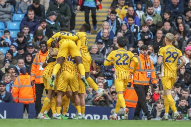 Brighton & Hove Albion takımından Pervis Estupin, 15 Mart 2025 tarihinde Etihad Stadyumu 'nda oynanan Premier League maçında Manchester City ve Hove Albion maçında 1-1 kazanma hedefini kutluyor.