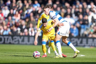 Queens Park Rangers 'dan Jimmy Dunne, Leeds United' lı Manor Solomon 'u 15 Mart 2025' te Londra 'daki Kiyan Prince Foundation Stadyumu' nda oynanan Queens Park Rangers - Leeds United maçında geri püskürttü.