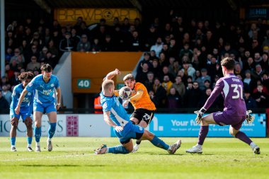 Cambridge United takımından Dom Ballard, 15 Mart 2025 'te Cledara Abbey Stadyumu' nda oynanan Cambridge United-Peterborough maçında çekim yapıyor.