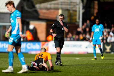 Hakem Edward Duckworth, 15 Mart 2025 'te Cledara Abbey Stadyumu' nda oynanan Cambridge United ve Peterborough United maçında maç yapıyor.