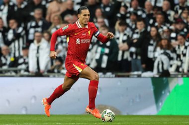 Liverpool 'dan Virgil van Dijk, 16 Mart 2025' te Wembley Stadyumu 'nda oynanan Liverpool-Newcastle United Carabao Kupası final maçında topla birlikte ileri gidiyor.