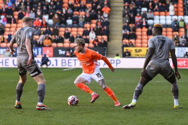 Blackpool takımından Hayden Coulson, 15 Mart 2025 'te Bloomfield Road, Blackpool' da oynanan Blackpool - Leyton Orient maçında topa vuruyor.
