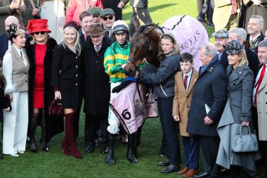 Cheltenham Festivali 2025 Altın Kupa Günü 'nde Cheltenham Yarış Pisti Cheltenham, Birleşik Krallık' ta 14 Mart 2025 'te Altın Kupa' yı kazanmasını kutluyor.