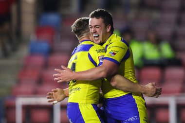 Warrington Wolves takımından Max Wood, 15 Mart 2025 'te Widnes-Widnes Stadyumu' nda oynanan Betfred Challenge Kupası karşılaşmasında 16-14 'lük galibiyetini kutluyor.