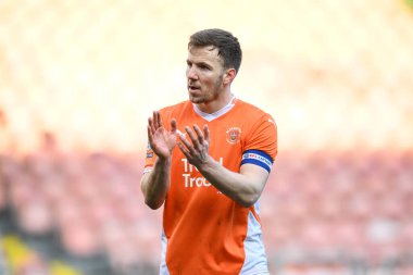 Blackpool 'dan Lee Evans, 15 Mart 2025' te Bloomfield Road, Blackpool 'da oynanan Blackpool-Leyton Orient maçının sonunda taraftarları alkışlıyor.
