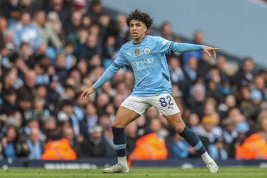 Manchester City 'den Rico Lewis, 15 Mart 2025' te Etihad Stadyumu 'nda Manchester City ve Hove Albion arasındaki Premier League maçında takım talimatlarını veriyor.