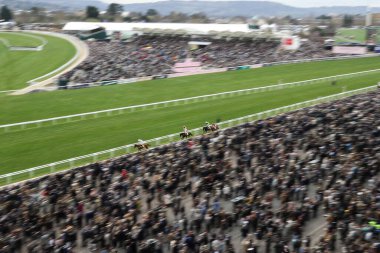 Cheltenham, Cheltenham Yarış Pisti, Cheltenham, Birleşik Krallık 'ta düzenlenen 2025 Altın Kupa Festivali sırasındaki Zafer Engeli' nin genel görünümü, 14 Mart 2025