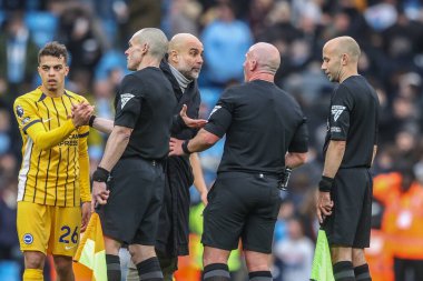Manchester City 'nin Pep Guardiola teknik direktörü, Premier League maçından sonra hakem Simon Hooper ile Etihad Stadyumu' nda Manchester City - Brighton ve Hove Albion maçında hararetli bir tartışma yaptı.