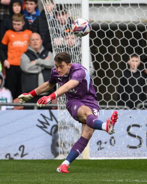 Blackpool 'dan Harry Tyrer, 15 Mart 2025' te Bloomfield Road, Blackpool 'da oynanan Blackpool - Leyton Orient maçında sahayı temizledi.