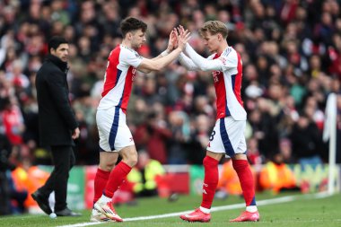 Arsenal 'den Kieran Tierney, 16 Mart 2025' te İngiltere 'nin başkenti Londra' daki Emirates Stadyumu 'nda oynanan Premier League karşılaşmasında Arsenal' den Martin degaard 'a karşı oynuyor.