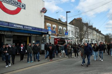 Taraftarlar, 16 Mart 2025 'te Birleşik Krallık' taki Emirates Stadyumu 'nda oynanan Premier League karşılaşması öncesinde Arsenal İstasyonu' na geldiler.