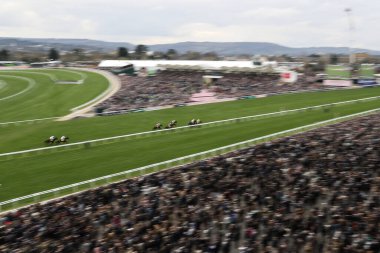 Cheltenham, Cheltenham Yarış Pisti 'nde düzenlenen 2025 Altın Kupa Günü' ndeki Zafer Engeli 'nin genel görünümü, 14 Mart 202