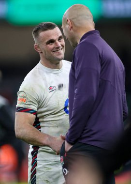 İngiltere 'nin Ben Earl' ü ve İngiltere teknik direktörü Steve Borthwick, İngiltere 'nin Cardiff şehrindeki Principality Stadyumu' nda oynanan 2025 Guinness 6 Milletle Galler maçında el sıkıştı.