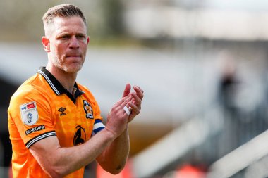 Cambridge United takımından Michael Morrison, 15 Mart 2025 'te Cledara Abbey Stadyumu' nda oynanan Cambridge United - Peterborough United maçından önce taraftarları kabul ediyor.