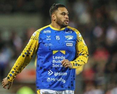 Leeds Rhinos takımından Sam Lisone, Betfred Challenge Kupası 'nın 14 Mart 2025' te St Helens - Leeds Rhinos maçında maç öncesi ısınma turunda Wicked Stadyumu, St Helens, İngiltere
