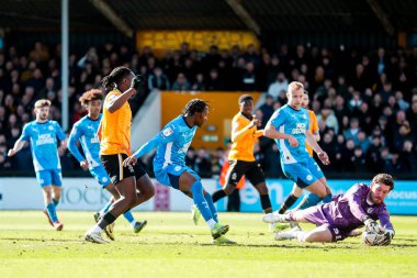 Peterborough United takımından Jed Steer, 15 Mart 2025 'te Cledara Abbey Stadyumu' nda oynanan Cambridge United - Peterborough United maçında kurtarıyor.