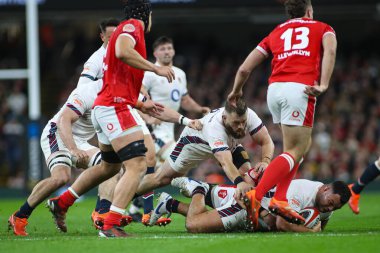 İngiltere 'den Ellis Genge, İngiltere Prenslik Stadyumu' nda oynanan 2025 Guinness maçında yere çakıldı.