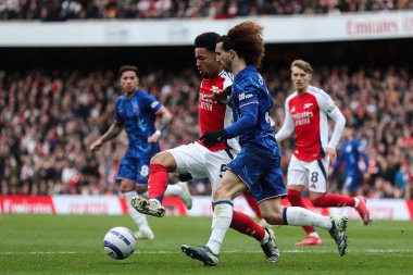Arsenal 'den Ethan Nwaneri, 16 Mart 2025' te Emirates Stadyumu 'nda oynanan Premier League karşılaşmasında topu kontrol ediyor.