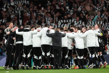 Newcastle United oyuncuları, 16 Mart 2025 'te Wembley Stadyumu' nda oynanan Liverpool - Newcastle United maçında takımlarının galibiyetini kutladılar.