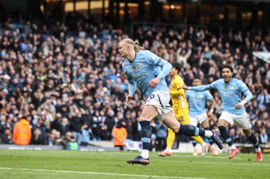 Manchester City 'den Erling Haaland, 15 Mart 2025' te Etihad Stadyumu 'nda oynanan Premier League maçında Manchester City-Brighton ve Hove Albion maçında 1-0 kazanma golünü kutluyor.