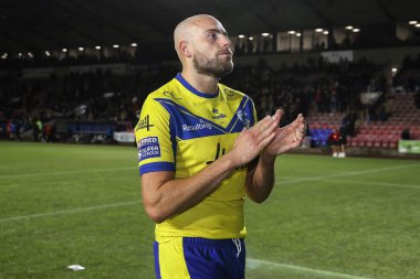 Warrington Wolves 'tan James Harrison, 15 Mart 2025' te İngiltere 'nin Widnes Stadyumu' nda oynanan Betfred Challenge Cup maçı sonrasında gezgin taraftarları alkışlıyor.