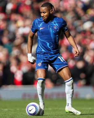 Chelsea 'den Christopher Nkunku, 16 Mart 2025' te Emirates Stadyumu 'nda oynanan Premier League karşılaşmasında Chelsea' ye karşı Arsenal maçında dövüşürken görülüyor.