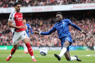 Chelsea 'den Benot Badiashile, 16 Mart 2025' te Emirates Stadyumu 'nda oynanan Premier League karşılaşmasında topu temizliyor.