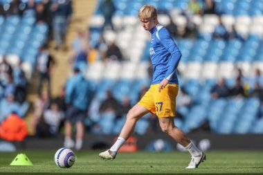 Brighton & Hove Albion 'dan Joe Knight Premier League maçında Manchester City - Brighton ve Hove Albion maçında 15 Mart 2025' te Etihad Stadyumu 'nda ısındı.
