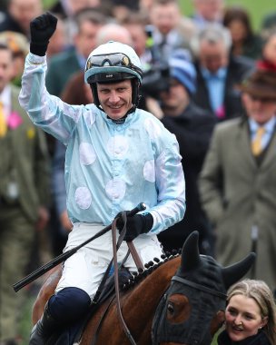 Kargese 'deki Paul Townend Cheltenham Festivali 2025 Altın Kupa Günü' nde Cheltenham, Cheltenham, Birleşik Krallık 'ta 14 Mart 202' de İlçe Engeli 'ni kazanmasını kutluyor.