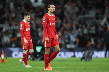 Liverpool 'dan üzgün bir Virgil van Dijk 16 Mart 2025' te Wembley Stadyumu 'nda Liverpool ile Newcastle United arasındaki Carabao Kupası final maçı sonrasında