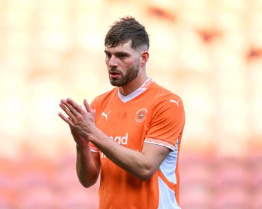 Blackpool 'dan Tom Bloxham, 15 Mart 202' de Bloomfield Road, Blackpool 'da oynanan Blackpool-Leyton Orient maçının sonunda taraftarları alkışlıyor.