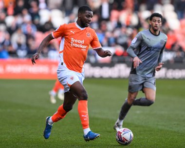 Blackpool 'dan Odeluga Offiah, 15 Mart 2025' te Bloomfield Road, Blackpool 'da oynanan Blackpool-Leyton Orient maçında topu aldı.