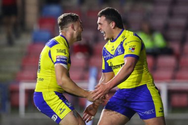 Warrington Wolves takımından Max Wood, 15 Mart 2025 'te Widnes-Widnes Stadyumu' nda oynanan Betfred Challenge Kupası karşılaşmasında 16-14 'lük galibiyetini kutluyor.