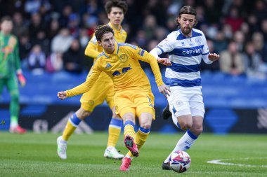 Leeds United takımından Brenden Aaronson, 15 Mart 2025 'te Londra' daki Kiyan Prince Foundation Stadyumu 'nda Queens Park Rangers - Leeds United maçında ileri pas attı.