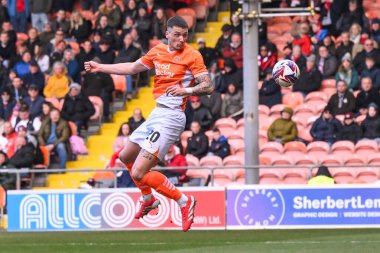 Blackpool takımından Oliver Casey, 15 Mart 2025 'te Bloomfield Road, Blackpool' da oynanan Blackpool - Leyton Orient maçında kaleye doğru ilerliyor.