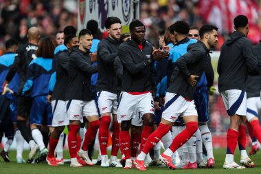 16 Mart 2025 'te Londra' daki Emirates Stadyumu 'nda oynanan Premier League karşılaşmasında oyuncular el sıkışıyor.