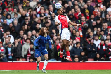 Arsenal 'den Myles Lewis-Skelly, 16 Mart 2025' te Emirates Stadyumu 'nda oynanan Premier League maçında topu sürüyor.