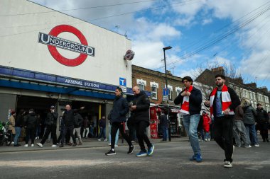 Taraftarlar, 16 Mart 2025 'te Birleşik Krallık' taki Emirates Stadyumu 'nda oynanan Premier League karşılaşması öncesinde Arsenal İstasyonu' na geldiler.
